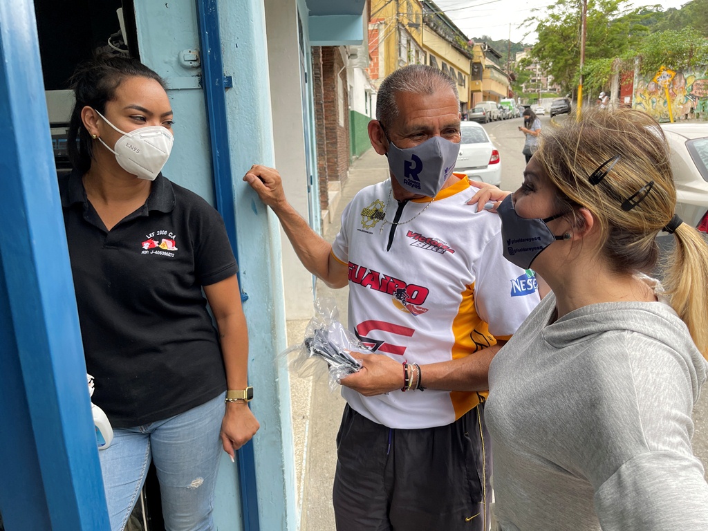 griseldareyesq's tweet photo. 🔸 #27Jul Pero este fin de semana, cuando recorrí el sector Monterrey, escuché testimonios sentidos de cientos de venezolanos que se las ingenian a diario para sortear la crisis, poniéndole el corazón para mantenerse en pie (2) https://t.co/UKIO2bcSFV