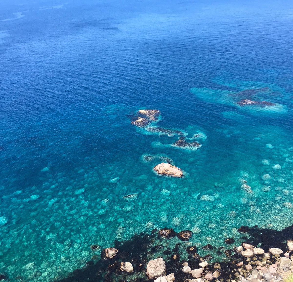 chiharru's tweet image. 北海道の西、積丹(しゃこたん)の海です。

綺麗なブルーでしょう🟦色調全く何も調整していないのですよ🟦

積丹ブルーと呼ばれています。

#積丹ブルー #北海道