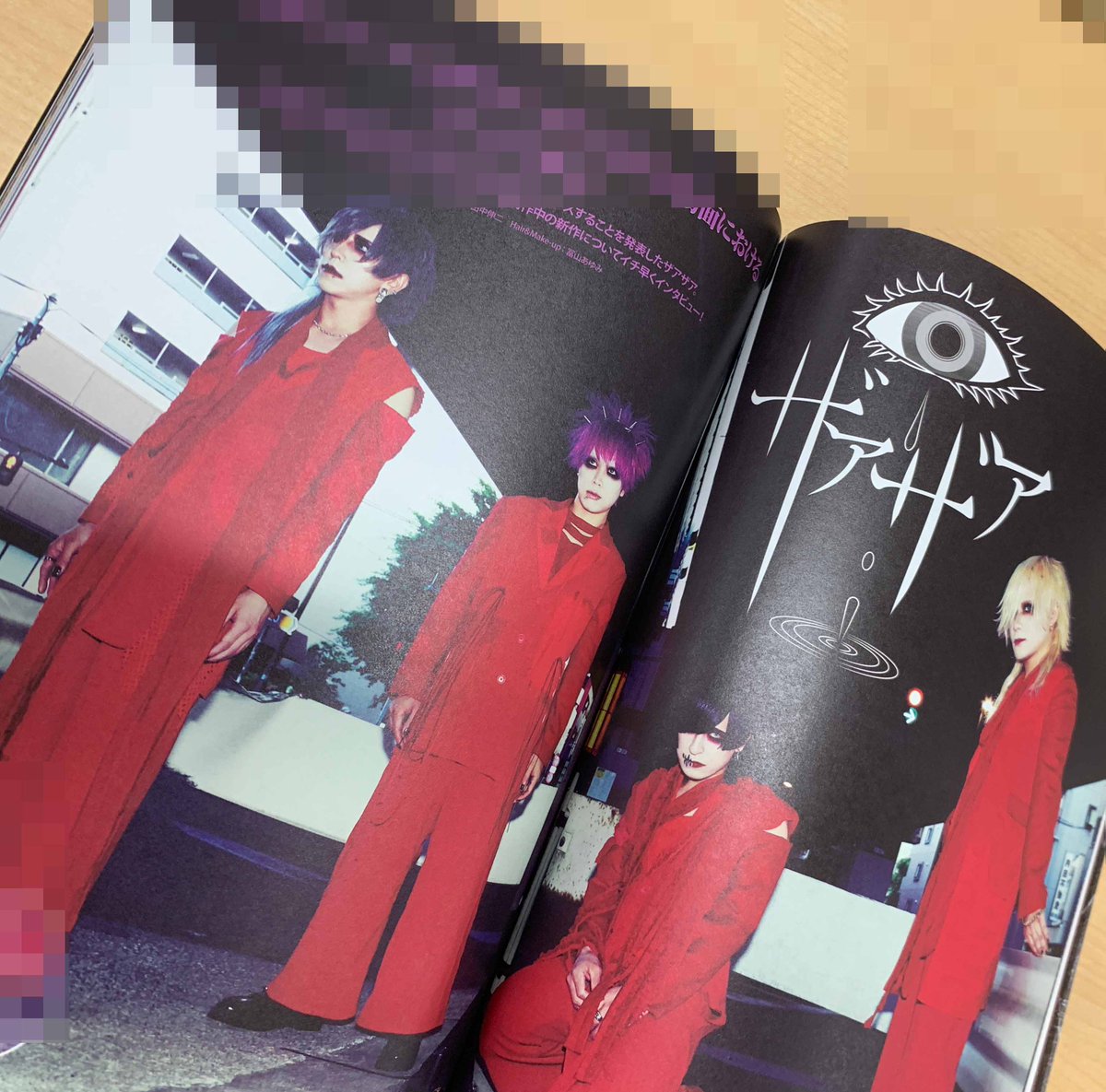 stuppy_jp's tweet photo. 本日Stuppy 漆黑Edition Vol.02全国書店にて発売開始！　表紙＆巻頭２２ページ特集The Brow Beat。本誌ちょい見せ第7弾。ザアザア　8ページ特集。https://t.co/8kHWxtg6bB
見てね。

 #TheBrowBeat #佐藤流司 #HAKUEI #Stuppy #咲人 #NIGHTMARE #ザアザア #DOG inThePWO https://t.co/0WCnKrd41o
