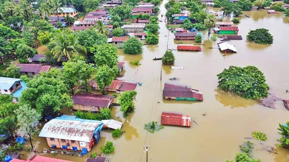 MayWongST's tweet photo. #Myanmar can't seem to catch a break. From fighting against #militarycoup to fighting against #Covid19, citizens in various parts like #Kayin &amp; #Rakhine now fighting to save their homes/belongings from floods. Many dependent on themselves &amp; each other now #WhatsHappeningInMyanmar https://t.co/MblVLK4j38