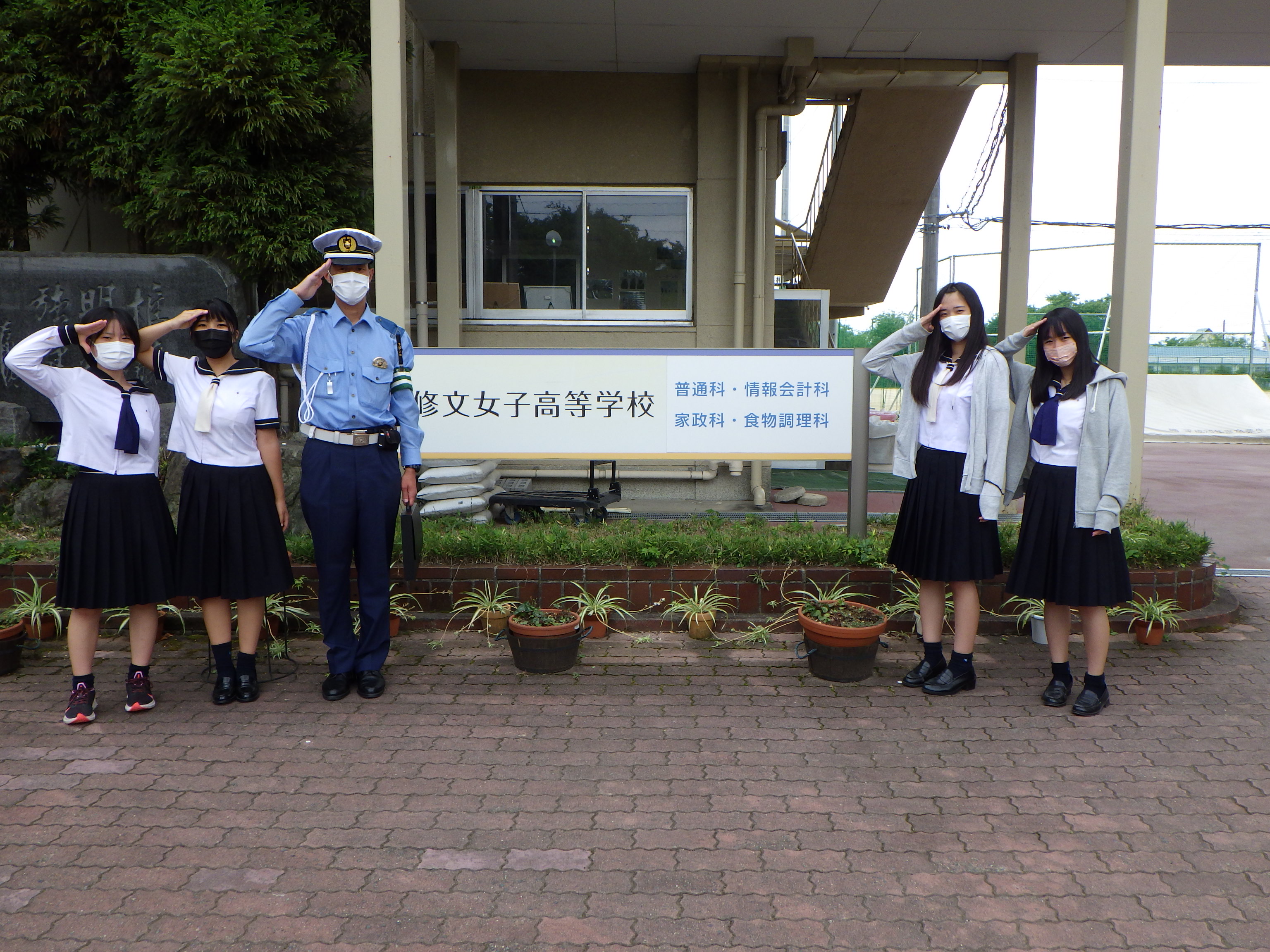 愛知県警察広報課 一宮警察署 修文女子高校の終業式で校内ラジオ放送を行い 歩きスマホや イヤホンを装着しての自転車運転は 痴漢被害や交通事故等を招くことを訴えました 放送はユーモアも交えており生徒が一斉に敬礼する場面も 修文女子が