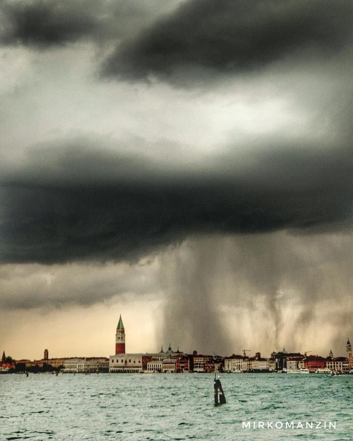 zaiapresidente's tweet photo. ⚡️🌩 Due foto straordinarie del
maltempo su Venezia, ieri sera.
📸 Le ha scattate Mirko Manzin da Sant’Elena. https://t.co/LQ0ffC0NB1