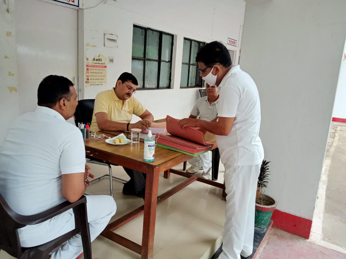 mahobapolice's tweet photo. #Asp_Mba द्वारा पुलिस लाइन का औचक निरीक्षण किया गया @Uppolice @JagranNews @DainikBhaskar #UPPolice #MahobaPoliceInNews https://t.co/AKJXrqMzfj