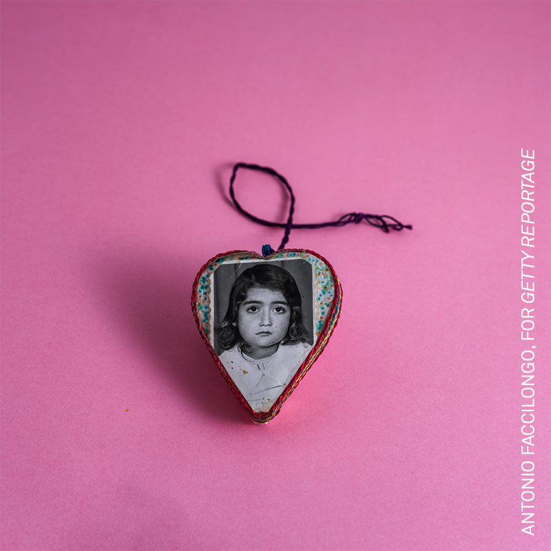 WorldPressPhoto's tweet photo. Photo of the Day | A heart-shaped medallion made by a prisoner for his daughter in Palestine. ‘Habibi’ by @faccilongo_anto, @GettyReportage, aims to show the difficulties Palestinian families face in preserving their reproductive rights and human dignity: https://t.co/04PoePB25C https://t.co/jfYv5FiIHp