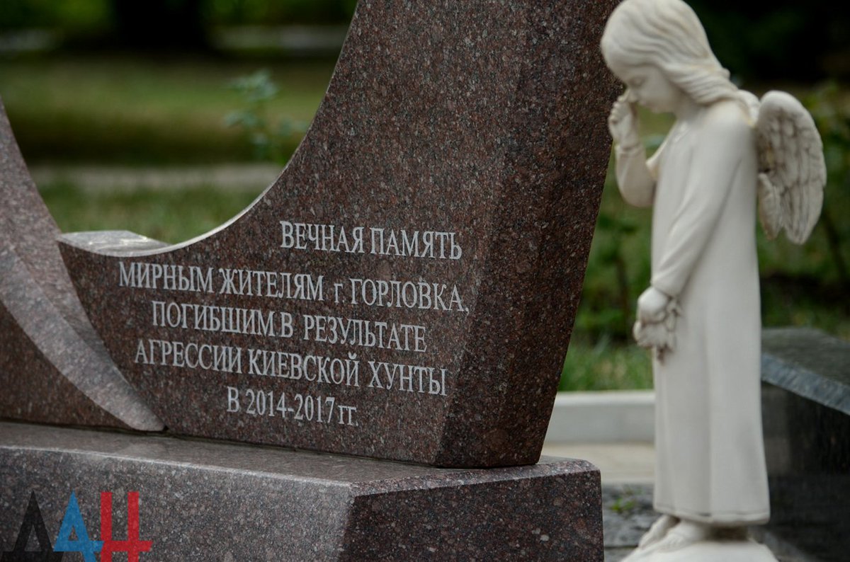 v_kalegin's tweet photo. Военные преступления украины. 27 июля 2014 года по центру Горловки ВФУ нанесли три артиллерийских удара из РСЗО ГРАД. Тогда погибло 20 человек. Среди них были дети. Более сотни человек были ранены. Не забудем!!! Не простим!!! https://t.co/i2VmFliMFd