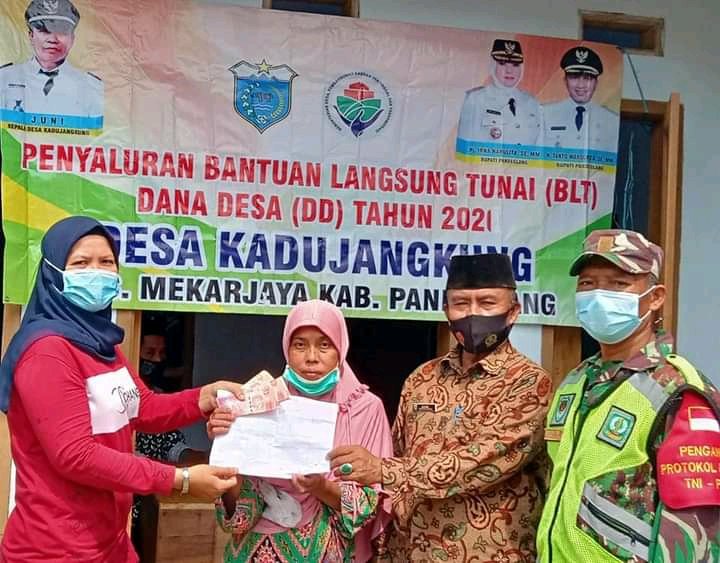 Muhamma68970512's tweet photo. BLT Dana Desa untuk membantu masyarakat yg terimbas Covid-19

#BLTDanaDesa
#TPPBanten
@jokowi 
@halimiskandarnu
@Kemendespdtt
@malik_haramain
@imansyukri
@taufikmadjid71
@yusradaridesa 
@azzameldzikrie 
@tppkemendes https://t.co/X2jL2BhgXU