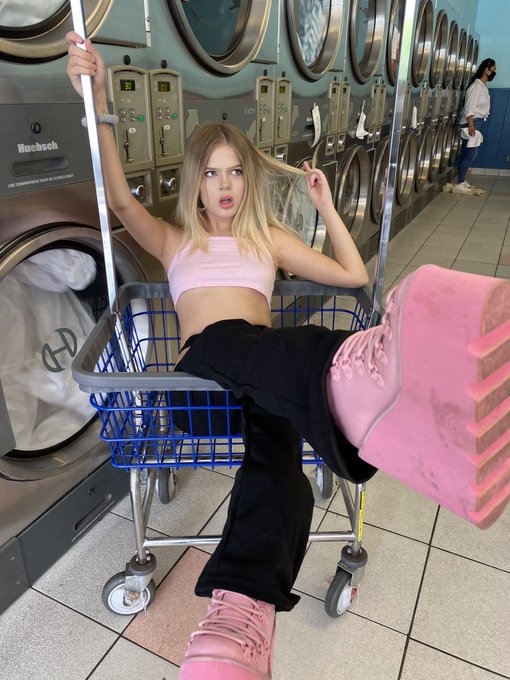 Hey step bro can u help me with my laundry ? https://t.co/veq4fq3PJb