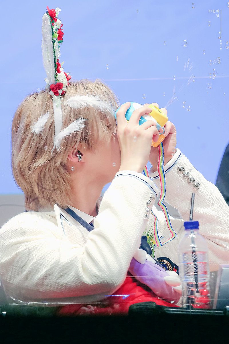 The77thDAY's tweet photo. 210626 동자아트홀 팬싸인회

충격! 천사실존🥰
#SHIN #GHOST9 #이신 #고스트나인 #77번째날 https://t.co/UXKiKiEs88