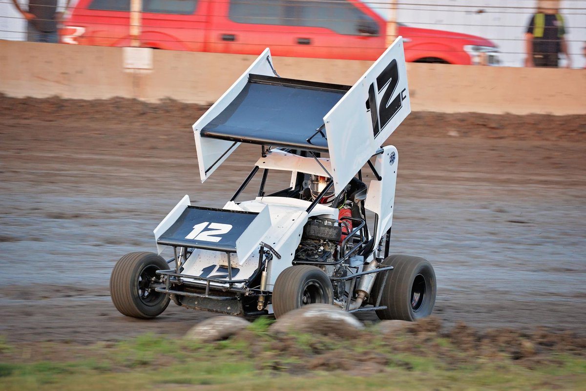 The hyper looked good two toned but next race it will be 🔥 
#comingsoon #corneredmotorsports