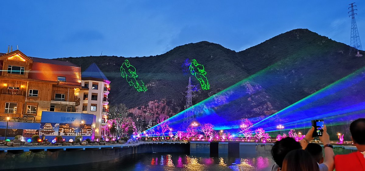 Dcr_congrong's tweet photo. 🇨🇳 #Olympic themed Light Show Illuminates Chongli in Zhangjiakou City, China’Hebei Province, which is to stage most of the skiing events during the 2022 Winter Olympics. https://t.co/i73SLEylUH