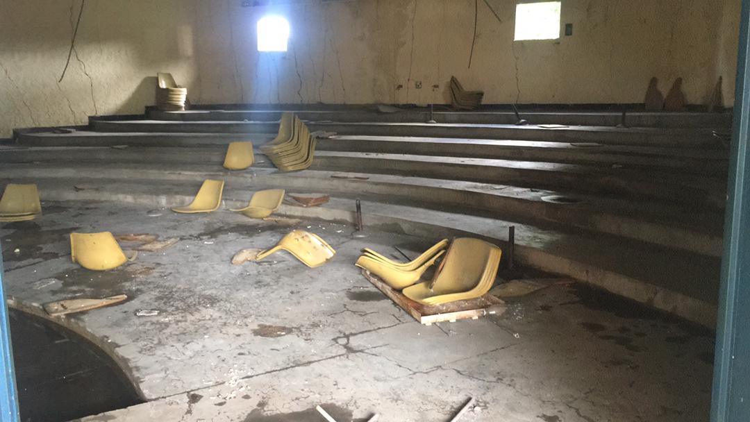 CarolinaMaffia's tweet photo. #26Jul Siguen desmantelando a la Udo Bolívar. El fin de semana fueron desvalijados los miniauditorios en Ciencias de la Tierra, que días antes habían sido recuperados por estudiantes en servicio comunitario. Las sillas fueron sacadas, las que no se llevaron las rompieron. #SOSUdo https://t.co/fV1EKU8VHI
