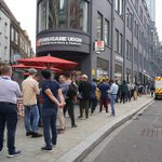 「丸亀製麺」が英国一号店を出店。ロンドンでは破格に安い値段設定でオープン初日は行列が100人超えなのだとか。