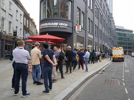 「丸亀製麺」が英国一号店を出店。ロンドンでは破格に安い値段設定でオープン初日は行列が100人超えなのだとか。