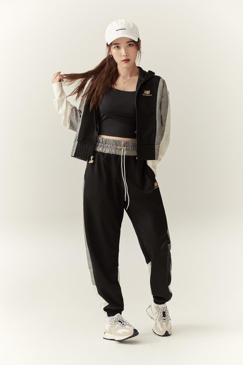 smolbbjieun's tweet photo. #NewBalancePH #WeGotNow @_IUofficial https://t.co/UbrHsytxPE