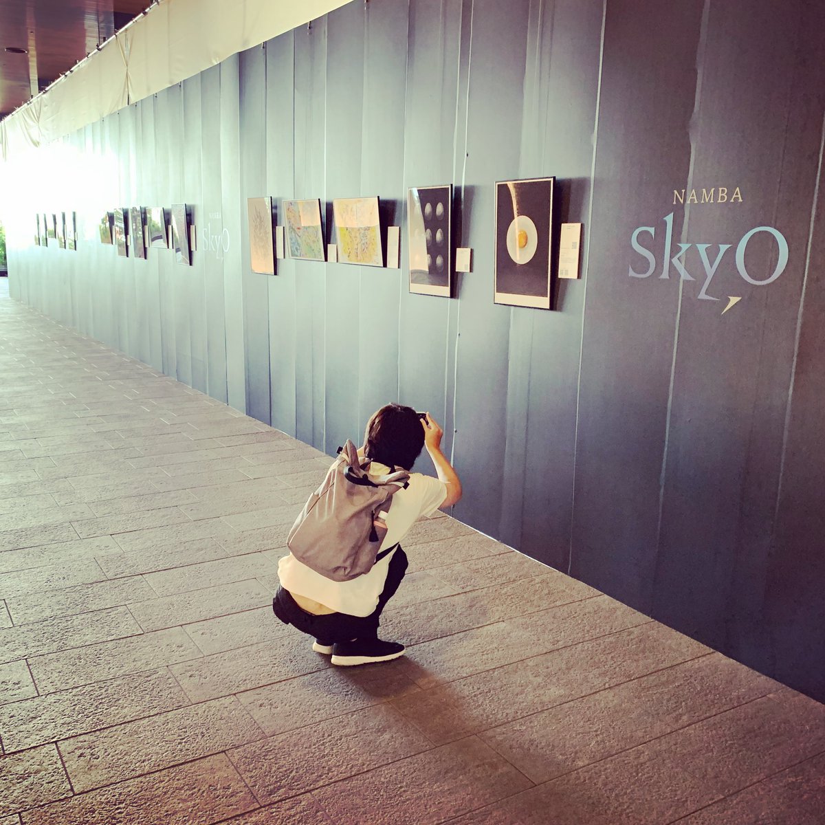 rj_graphics's tweet photo. 展示されている自作を撮る小瀬古くんw
ちょうど今回のイベントの運営・企画をしていただいている大伸社ディライトさんの社長さんが通りがかったので紹介できたしよかった ^ ^
#スカイオ #SkyO #展示 #ジークレー #giclee #print #アート #art #イラスト #illustration #写真 #photography #japan https://t.co/z70c9lS1KP