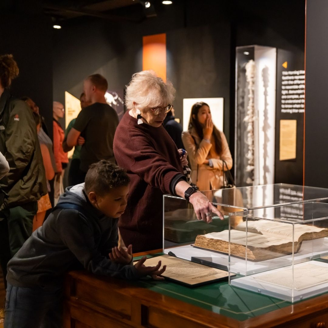 Are you looking for new ways to help young people connect with First Nations experiences through poetry?Join us in our Power Through Poetry downloadable activity book. Get involved here: bit.ly/3kGJK8h

Image: Anna Kucera