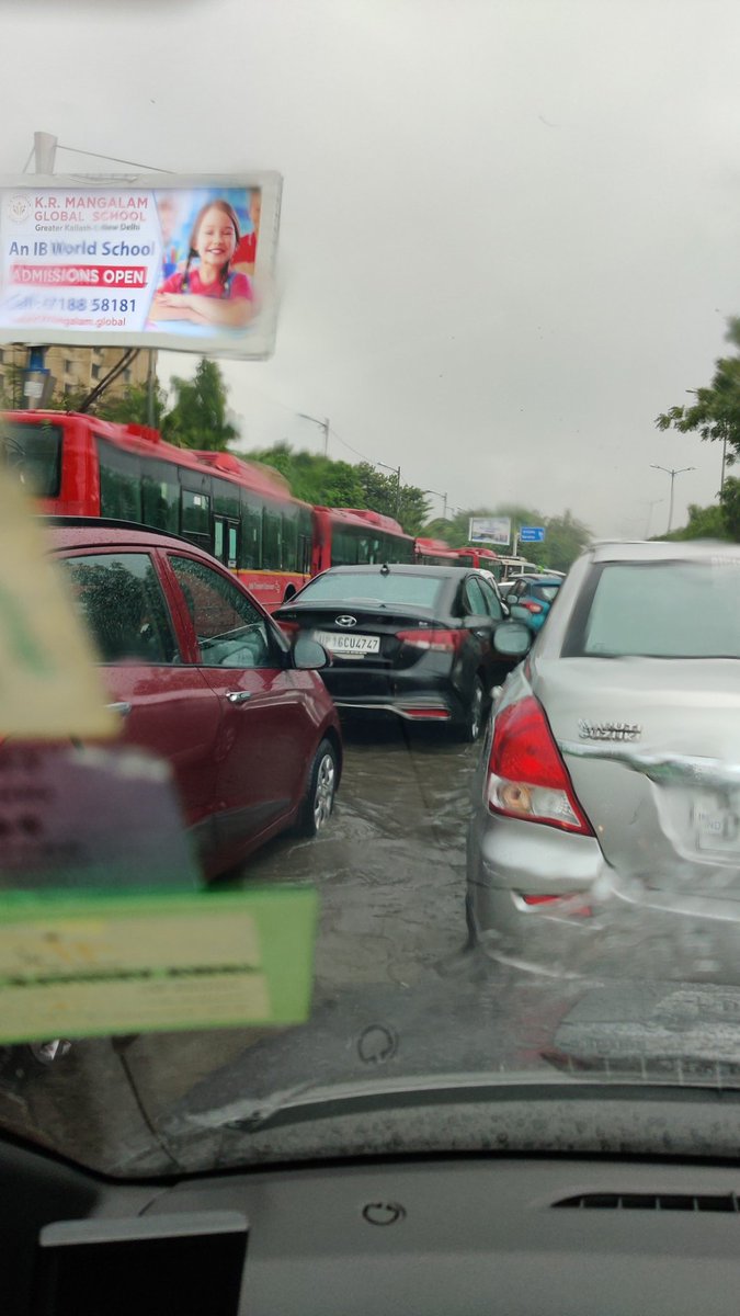 pulkit_dua10's tweet photo. Non moving trafic from past 40 mins just in front of Hyatt Regency, Delhi towards Moti Bagh. Need urgent help @dtptraffic @ArvindKejriwal @LtGovDelhi https://t.co/9gXGu6YOJw