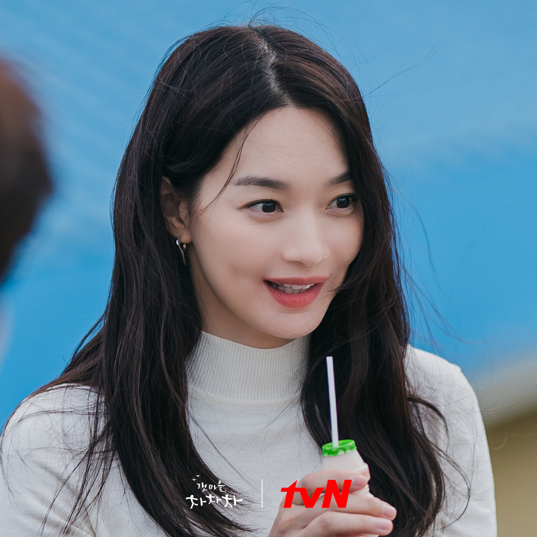 kdramapal's tweet photo. Oh my Venus! #ShinMinAh transforms into the charming and practical dentist Yoon Hye-jin😍 #HometownChaChaCha premieres on August 28! 🌊 https://t.co/25CyNm65om
