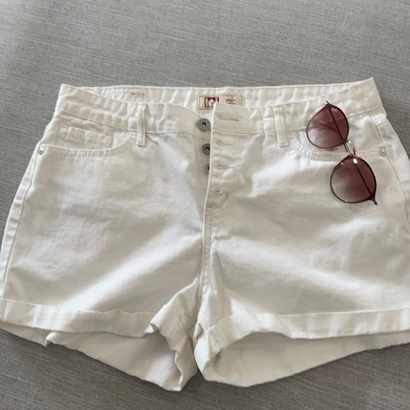 Gizzmo087's tweet photo. So good I had to share! Check out all the items I'm loving on @Poshmarkapp #poshmark #fashion #style #shopmycloset #lei #bananarepublic: https://t.co/QmEImL7Bpx https://t.co/i3flWXpWV1