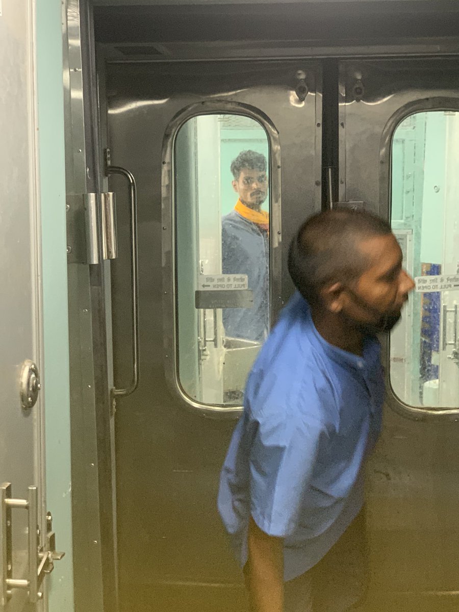 boltaaaina's tweet photo. @RailwaySeva Private vendor and General compartment can access easily without any barrier https://t.co/qpNREZ0ulG