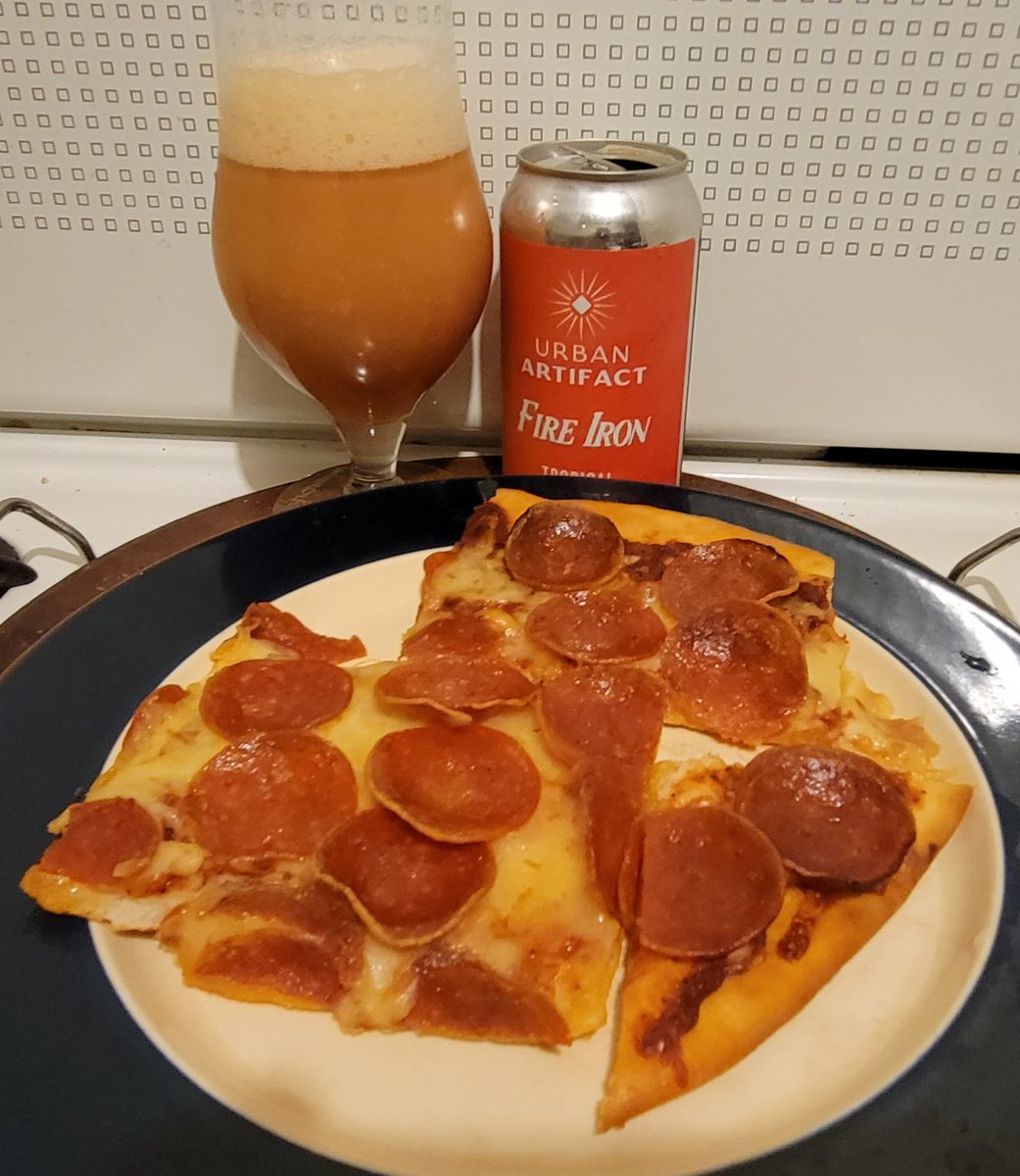 reggiewo's tweet photo. Late snack all local @LaRosasPizza #doublepepperroni and @ArtifactBeer #FireIron any day is @BeerAndPizzaDay #cheers https://t.co/YbFm1PAJNP