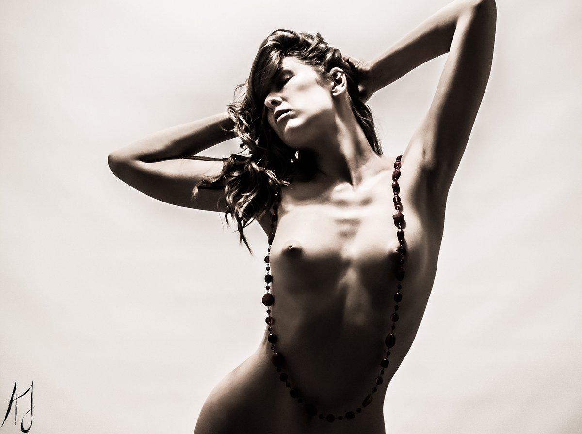 Model&MUA- @siennahayesart Photographer's assistant- @Miss_MellyS Photographer- @AJJenkinsPhotog #artnude #fineartnude #nudephotography #photography #art #highkey #bnw #blackandwhite #AaronJJenkins