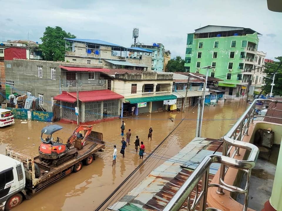 IrrawaddyNews's tweet photo. Some neighborhoods of Myawady, a town in Karen State on the Thai border, have been flooded by the swollen Moei River, which forms a part of the border between Myanmar and Thailand. 
(Photo: Thant Zin Aung)
 #WhatsHappeningInMyanmar https://t.co/E4lgH6JnTV