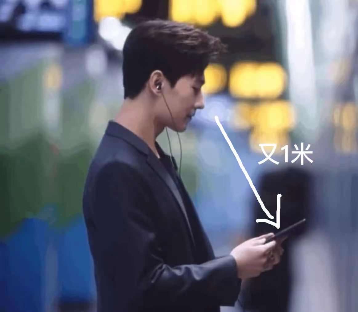 TrendingWeibo's tweet photo. #Trending! #YangYang holding his phone "a meter" away from his face. C-netz tease: "This is how a grandpa on the subway looks at his phone." 📱

#杨洋 https://t.co/8SyEhf7osA