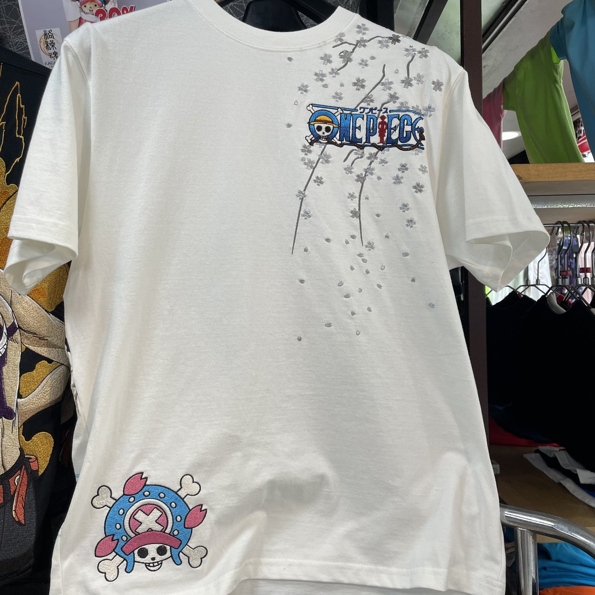 イチヤ 帯屋町店 ワンピース 絡繰魂 Tシャツ エース メラメラの実を食べたエースらしい炎 の刺繍がかっこいいです 前はイニシャルのa 白ひげとエースの海賊マークがあります チョッパー チョッパーと言えば の桜 の刺繍がとても綺麗です 12 100 イチヤ 帯屋町店 ワンピース 絡繰魂 Tシャツ エース メラメラの実を食べたエースらしい炎 の刺繍がかっこいいです 前はイニシャルのa 白ひげとエースの海賊マークがあります チョッパー チョッパーと言えば の桜 の刺繍がとても綺麗です 12 100