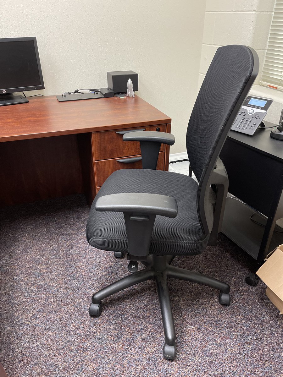 Ms_Goodday's tweet image. Handwritten notes are SO my love language 😍. Such a wonderful surprise on my day one. Now what do I do with these walls🤔🙃. #MiTurno #LittleThings #InternLife TY @MrsSaraMireles