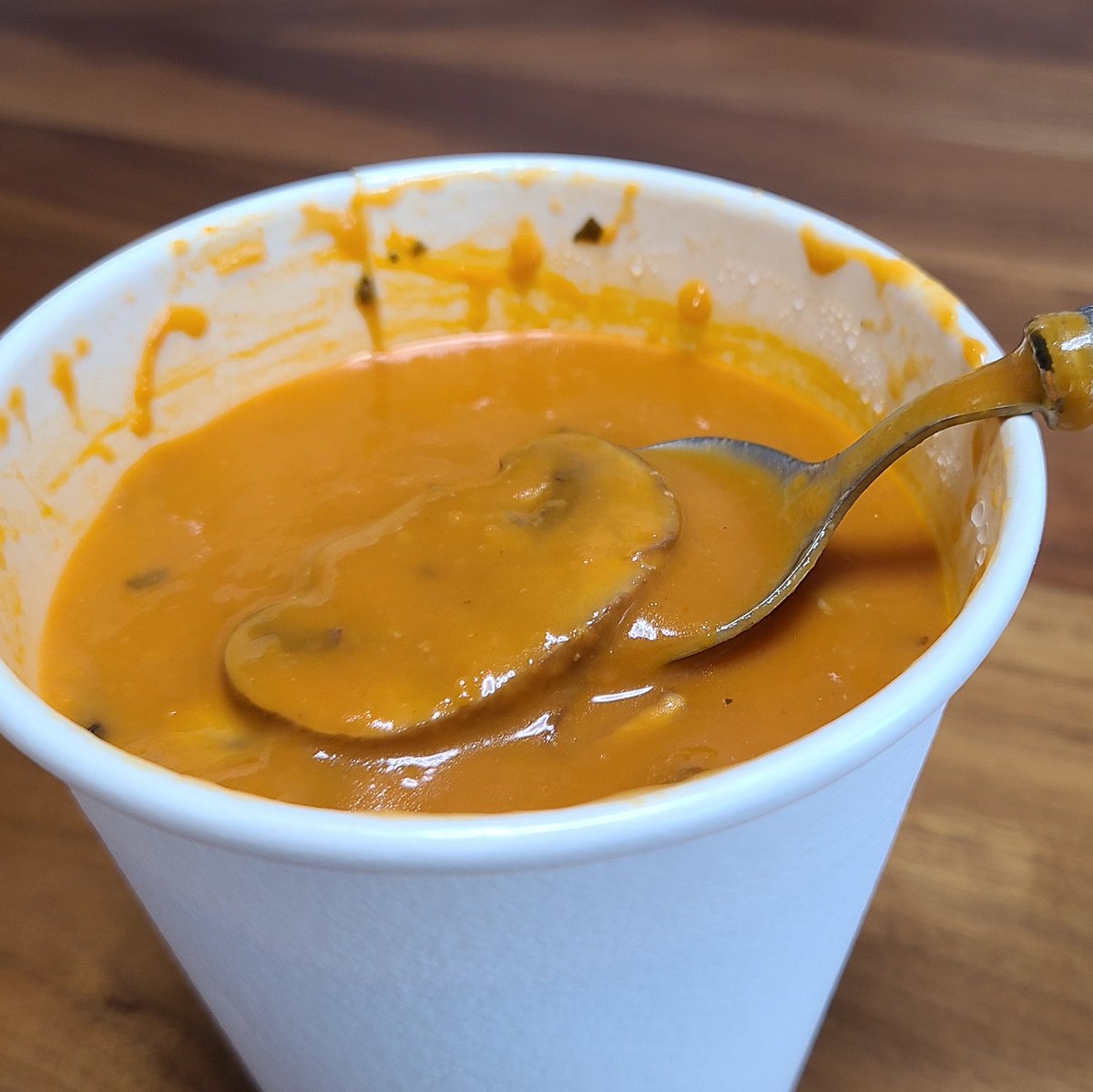 あず 毎日おうちごはん 久しぶりにコストコへ チキントマトビスクが美味しい 大きなマッシュルームと柔らかいチキン入りの トマトスープにバジルが入ってる感じ 濃厚 再現したいけど難しいかな コストコ チキントマトビスク スープ