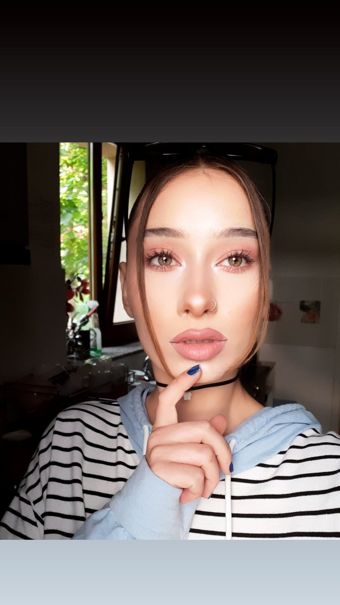 VanesaFlurry's tweet photo. Don't I look so innocent ?hehe🤪🤭 #angelic #face #prettygirls #greeneyes #girlsfromstudio20 #babesmansion #modelstudio20  #glittermakeup https://t.co/GI3rXRNfPc