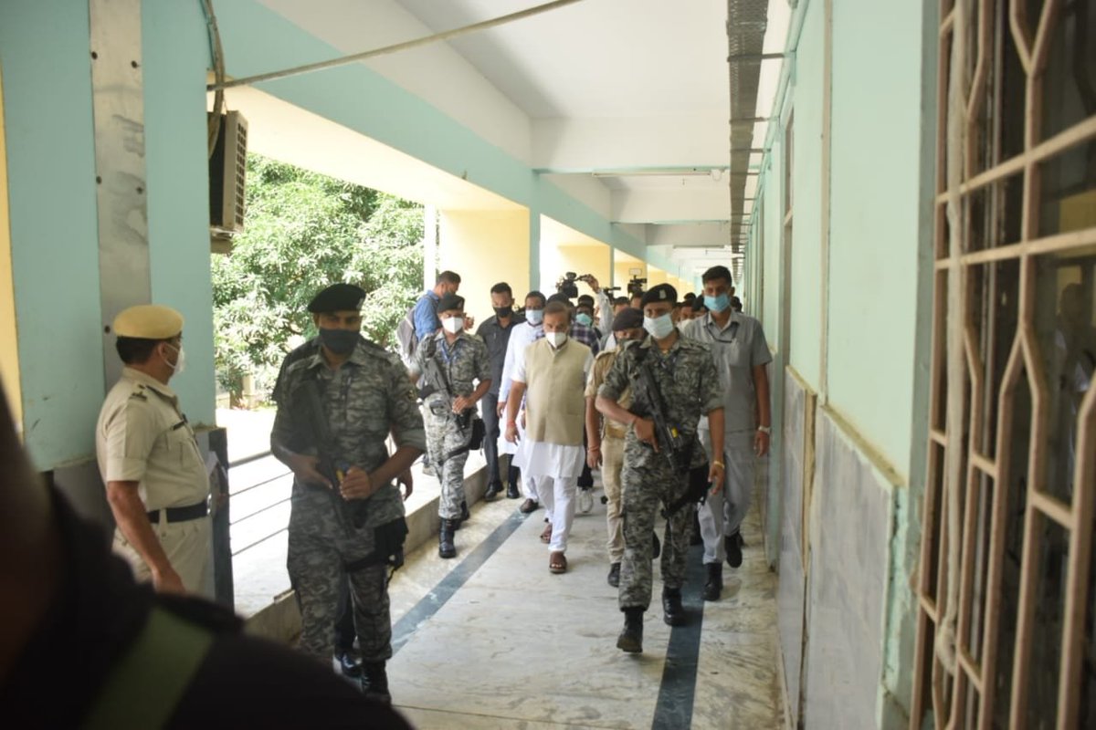 himantabiswa's tweet photo. Visited SMCH to meet injured police officials &amp; directed doctors to ensure best treatment to them. Asked to send seriously injured personnel for higher level treatment by air ambulance on priority

Mins @TheAshokSinghal, @Pijush_hazarika; @DGPAssamPolice; Local MLAs accompanied. https://t.co/F4fOJIqrr2