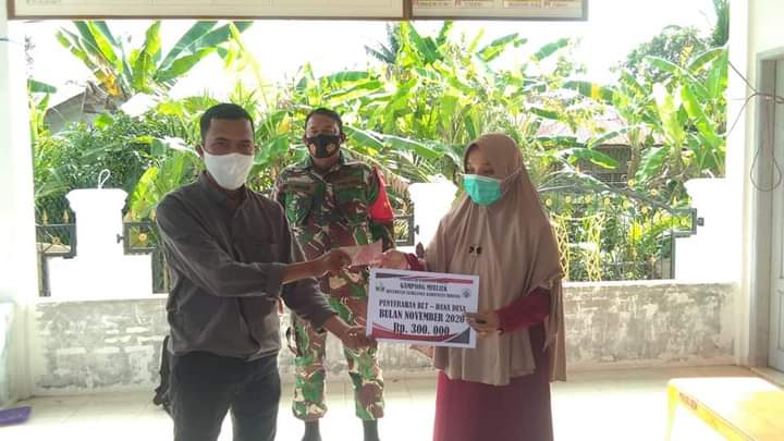TIsmawar's tweet photo. BLT Dana Desa Menjawab kebutuhan masyarakat miskin yang tidak terdata di bansos lain.
#BLTDanaDesa
@jokowi 
@halimiskandarnu 
@kemendespdtt 
@malik_haramain 
@imansyukri 
@taufikmadjid71
@yusradaridesa 
@azzameldzikrie 
@tppkemendes 
@AcehTpp 
@HasanZulfahmi 
@EfjeFadly https://t.co/QVwKYl5RAc