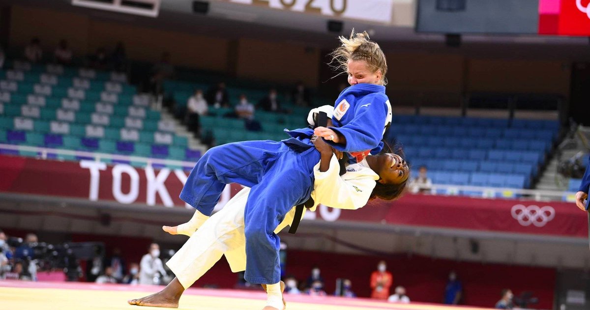 lequipe's tweet photo. La Française Clarisse Agbégnénou s'est imposée face à la Néerlandaise Juul Franssen et s'est qualifiée pour les demi-finales de la catégorie des - 63 kg, ce mardi, aux JO de Tokyo https://t.co/8zjV4ZJmKu #JeuxOlympiques #Judo https://t.co/40JwMm3k9O
