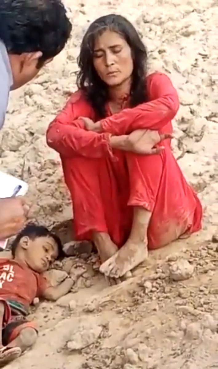 MehreenSaeed10's tweet photo. Look at her neck, it was slashed with a knife because she resisted a 'man' who sexually assaulted her, she died at the hospital. That's her dead baby who was also stabbed by that 'man' yet not many hashtags for #JusticeForNaseemBibi because she was extremely poor @ShireenMazari1 https://t.co/la7ONHQPML