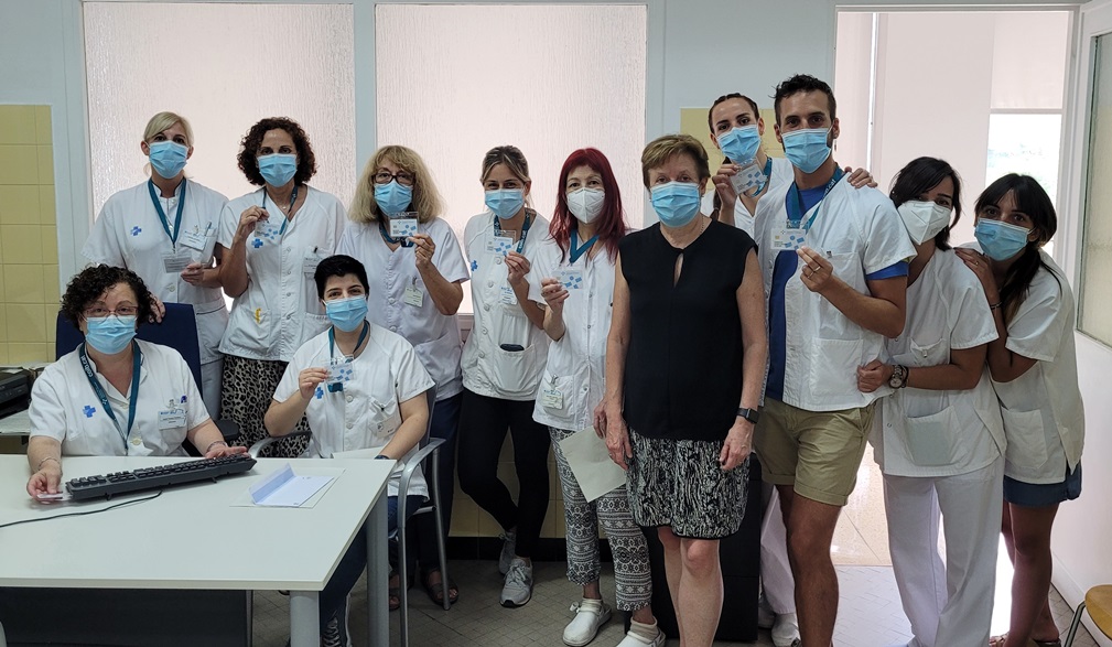 primariaicscat's tweet photo. Les infermeres de l'#apicsbcn comencen a prescriure amb el lliurament de les primeres targetes d'autorització a l’equip Universitat del #CAPManso. Les infermeres fan la proposta de tractament però, fins ara, necessitaven la validació d’un metge o metgessa
https://t.co/lIfKOllDhD https://t.co/bBQ0gmMD2l