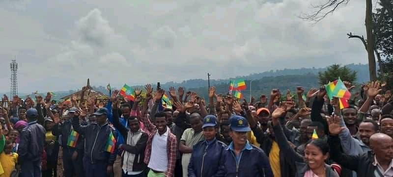 Abebe57812398's tweet photo. በካፋ ዞን ቦንጋ ከተማ የህወሓት ጁንታ ቡድንን ሀገር የማፍረስ ሴራ የሚያወግዝ እና የህዳሴ ግድብ ሁለተኛ ዙር ሙሌትን የሚደግፍ ሠላማዊ ሠልፍ እየተደረገ ነው፡፡ #Keffa #Ethiopia
https://t.co/IqDFkm0XEg https://t.co/nKyY7Xo0LJ