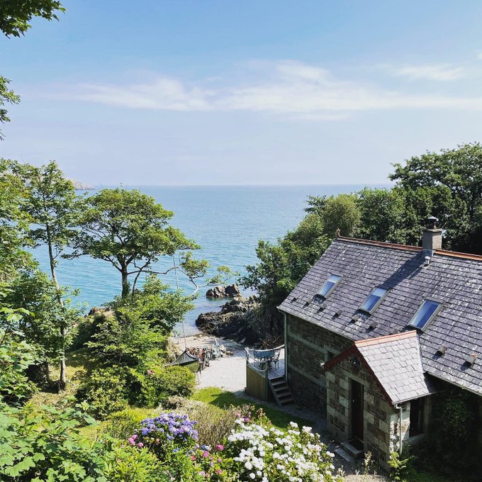 Love this house found on our walk. Only way to it is by boat though so school run could be tricky! https://t<a href="/tag/nufc"class="tags"><span>#nufc</span></a>