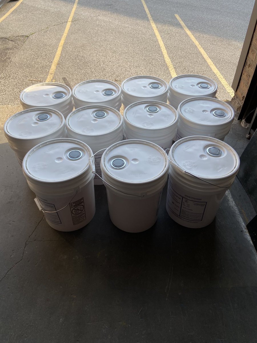 ChainGuardLubes's tweet photo. Sunday evening an  Ontario based wholesale bakery ran out of high temperature food grade oven chain lubricant. Chain Guard got the emergency call &amp; raced to the warehouse to get 11 pails ready for pick-up!  Proud of our team!  #CustomerFirst #ChainOil #BakeSafe https://t.co/yrJuZxgFFK