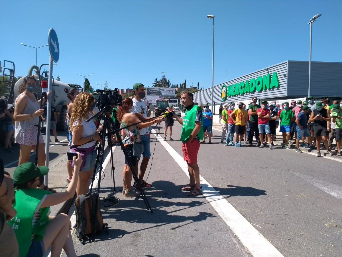 uniopagesos's tweet image. Tot un ÈXIT DE MOBILITZACIÓ: 
prop de 300 persones i una trentena de tractors es planten davant de la #grandistribució per dir-los que ja n'hi ha prou de fer servir la #llet com a #productereclam per enriquir-se a costa seva!
#preujustperlallet #preusjustosalcampialaciutat