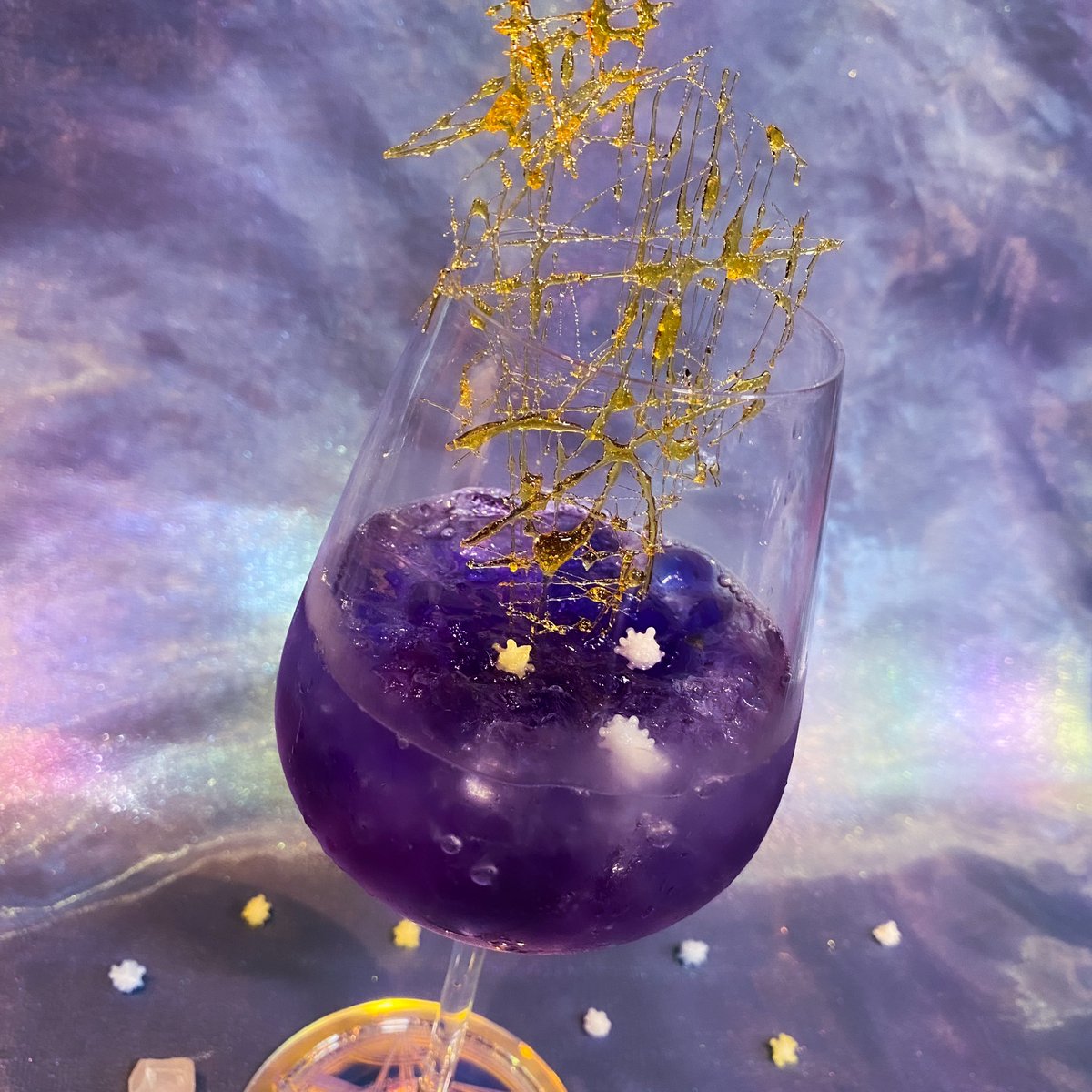 流星のような金色の飴細工を飾り、 カクテル表面には夜空に輝く夏の大