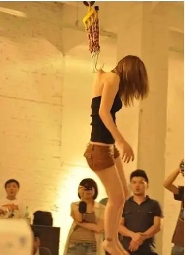 好想尝试人体悬挂啊，不知道哪里有约的，求技术好的穿刺师来悬挂我。放个网图示意一下