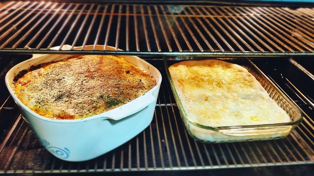 LisaNoExcuses's tweet photo. #moussaka with layered #potatoes - and #garlic #cheese #foccaciabread #greekfood https://t.co/foef33pDW0