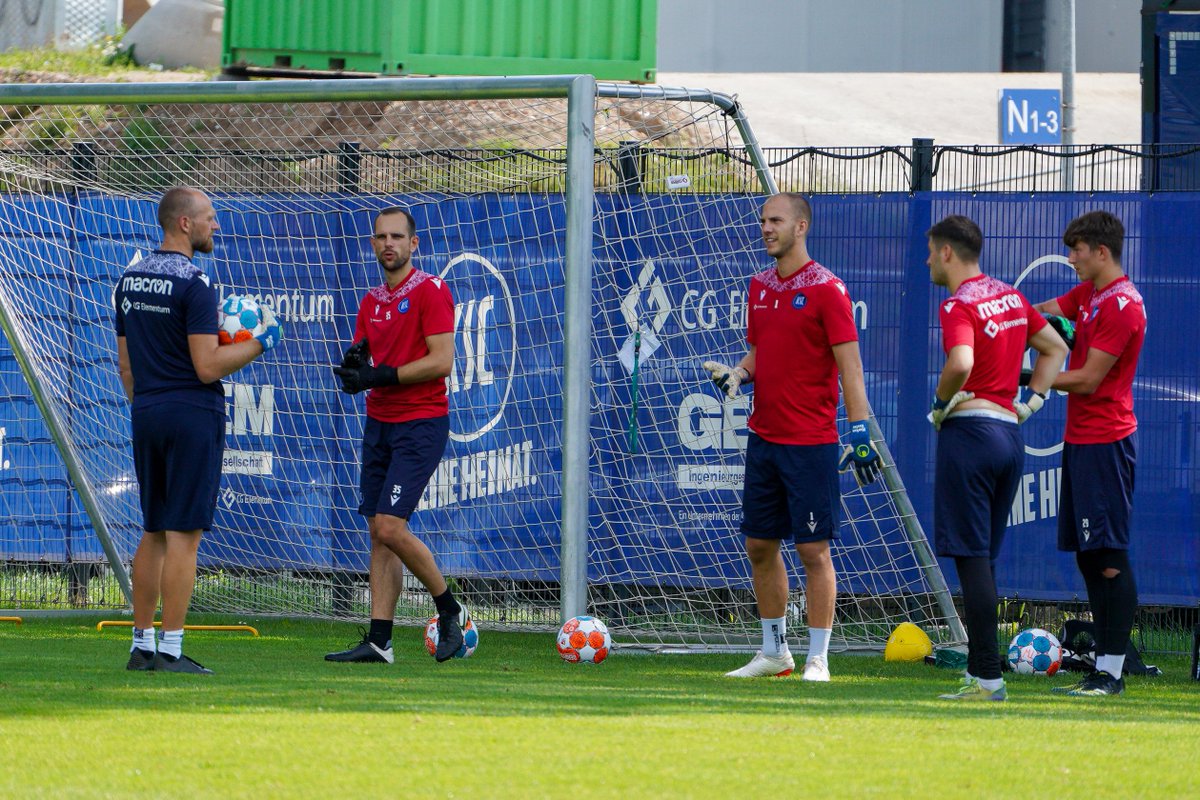 KarlsruherSC's tweet photo. Die finale Vorbereitung auf #KSCD98 läuft! 💙
Zunächst mussten unsere Jungs bei diversen Sprintübungen schwitzen, danach nahm sich Markus Miller wieder seine Torhüter vor💪🏼
#KSCmeineHeimat https://t.co/B74u31Mful