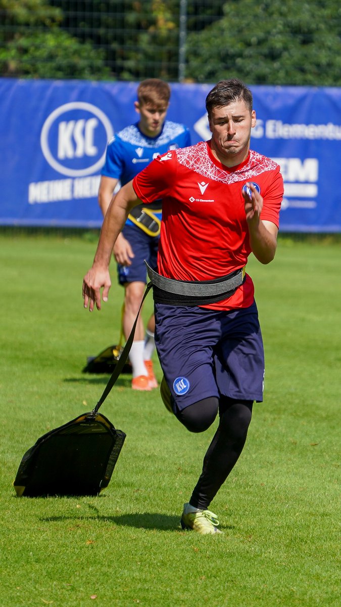 KarlsruherSC's tweet photo. Die finale Vorbereitung auf #KSCD98 läuft! 💙
Zunächst mussten unsere Jungs bei diversen Sprintübungen schwitzen, danach nahm sich Markus Miller wieder seine Torhüter vor💪🏼
#KSCmeineHeimat https://t.co/B74u31Mful