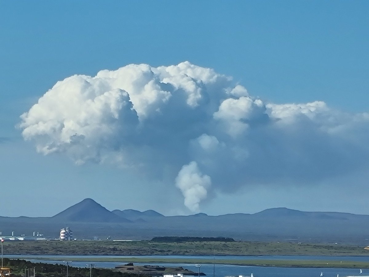 Þetta er myndarlegur strókur á þriðjudagsmorgni og í dag 130 dagar síðan gosið byrjaði. <a href="/RUVfrettir/">Fréttastofa RÚV</a> <a href="/visir_is/">Vísir</a> <a href="/mblfrettir/">mbl.is</a> #volcano #iceland #reykjavik #reykjanes #eldgos #VolcanicEruption