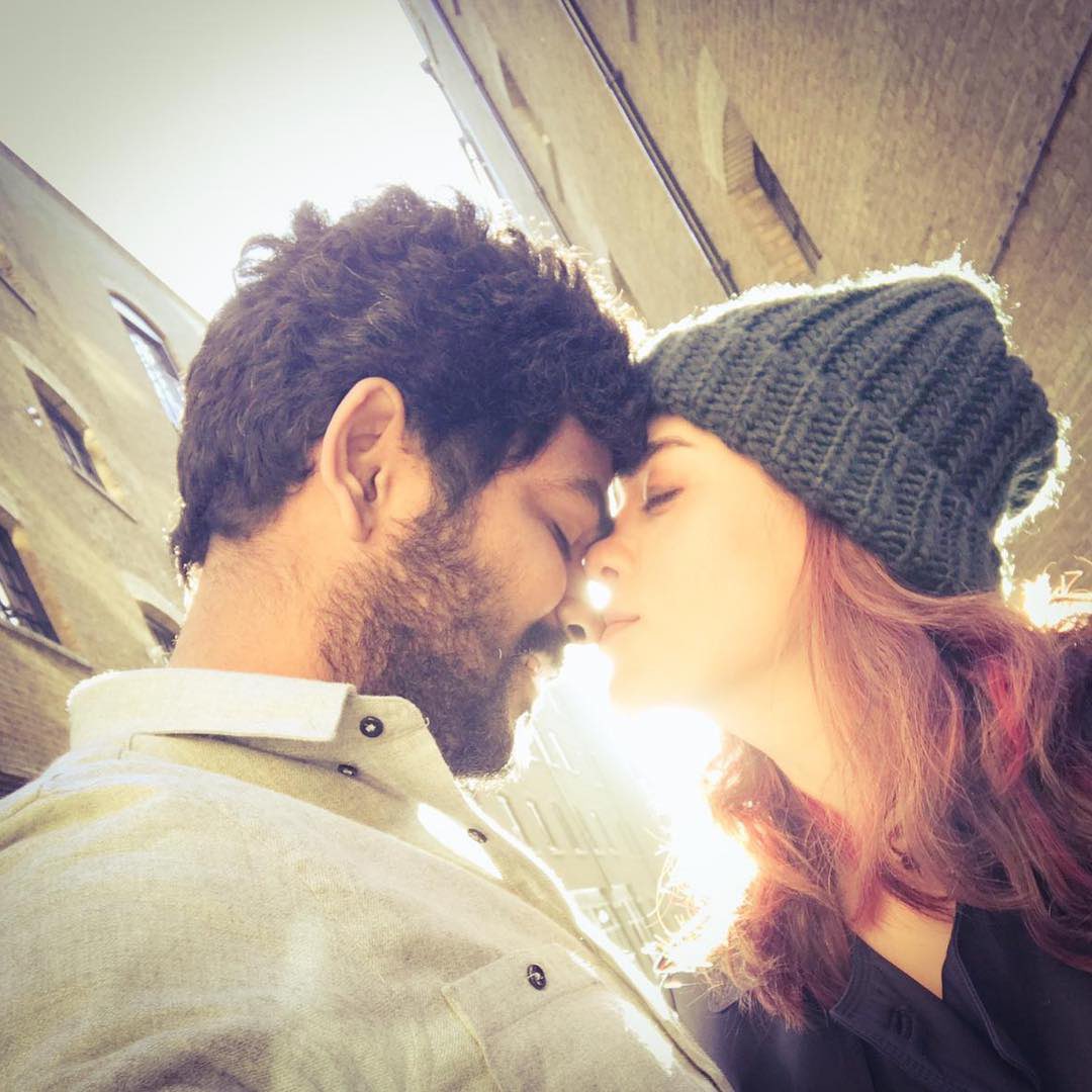 Berry93Sha's tweet photo. Delightful Couple Nayanthara &amp; @VigneshShivN 😍💕

#Nayanthara #VigneshShivan #LadySuperstar #Annaatthe https://t.co/RwZh4mgEoI