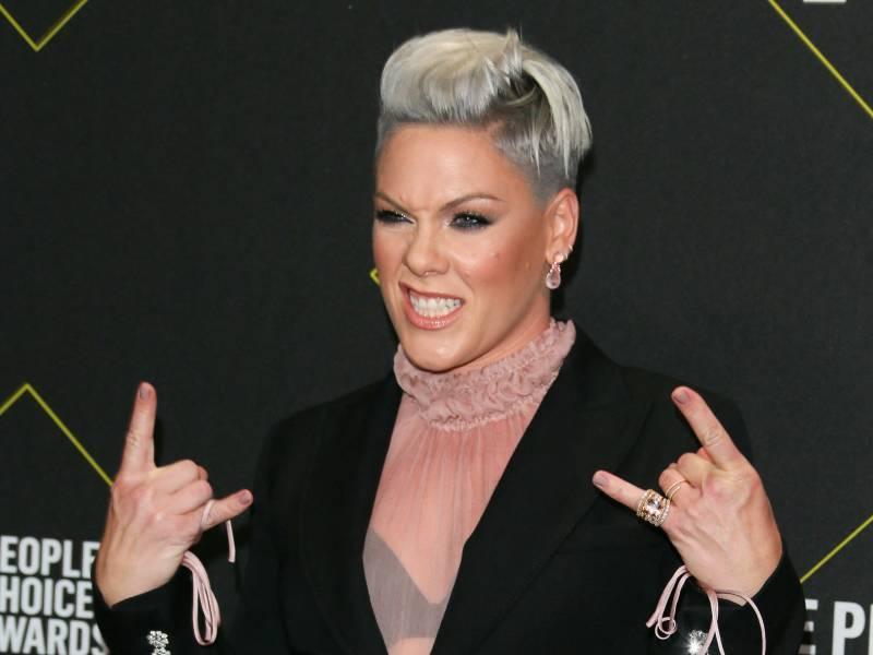 Le_NouvelObs's tweet photo. La chanteuse Pink propose de payer l’amende des handballeuses norvégiennes qui ont refusé de jouer en bikini https://t.co/VTxPwGZrg3 https://t.co/GDHeUxjUEk