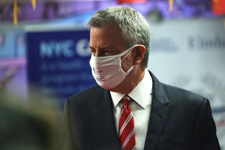 FranceNews24's tweet photo. 🔴 INFO - #ÉtatsUnis : La ville de New York va exiger de tous ses fonctionnaires d'être soit vaccinés contre le #COVID19, soit d'effectuer un test de dépistage hebdomadaire, a annoncé lundi le maire Bill de #Blasio. https://t.co/dcUOnReIzr
